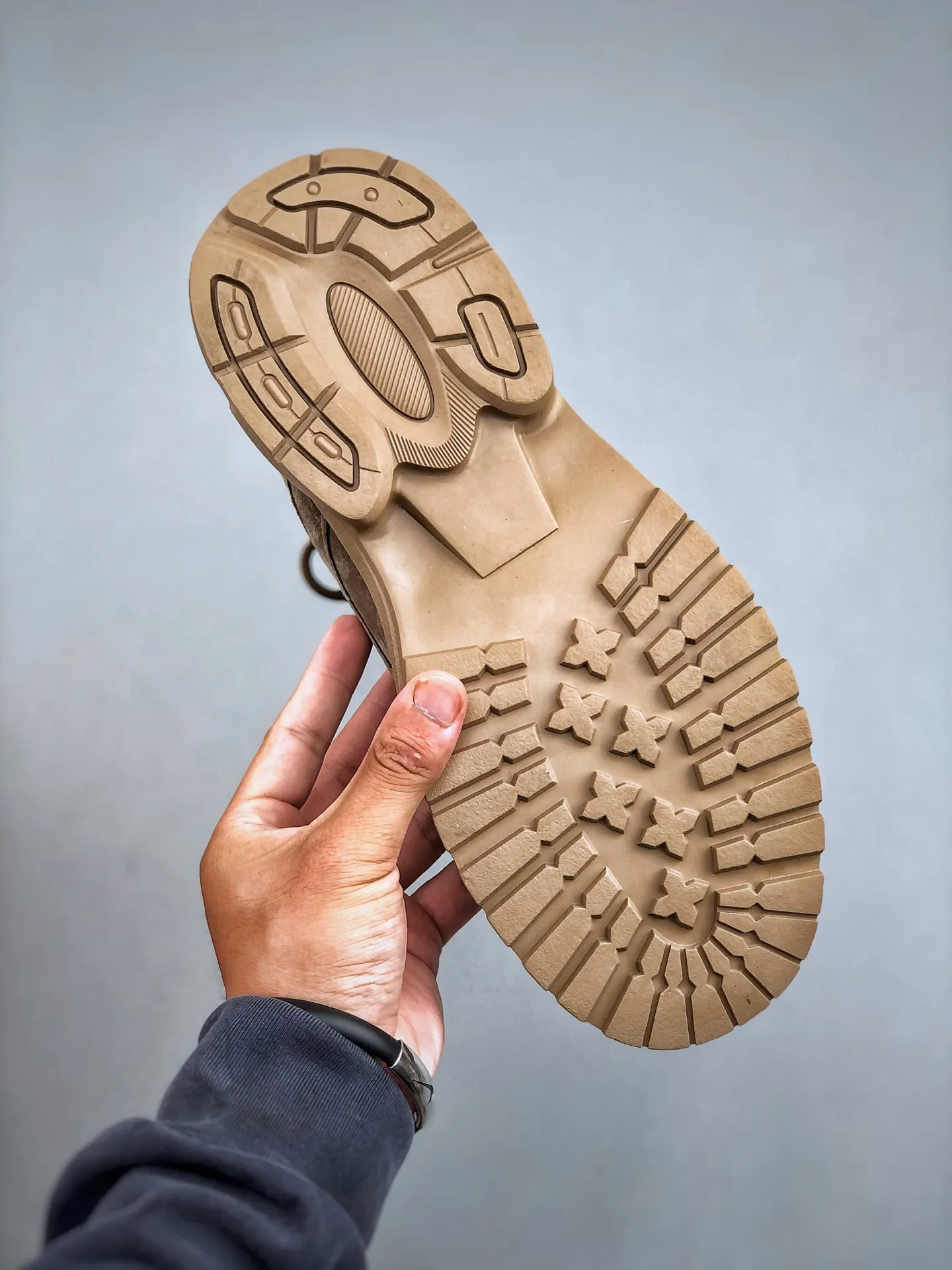 Local self-pickup 💰560 supports store release. New goods 🚀Timberland Timberland outdoor mid-top casual rhubarb boots series. Guangdong factory quality. Original box and original packaging. The fabric is made of Italian 🇮🇹 top-grade frosted fine-grained cowhide. It is paired with anti-odor and anti-corrosion genuine leather latex insoles to give you a perfect wearing experience. High-quality and durable. A must-have for sportsmen. Specially designed to handle handsomeness. High-quality and first-class foot feel. Size: 38-44 (leather shoe size)